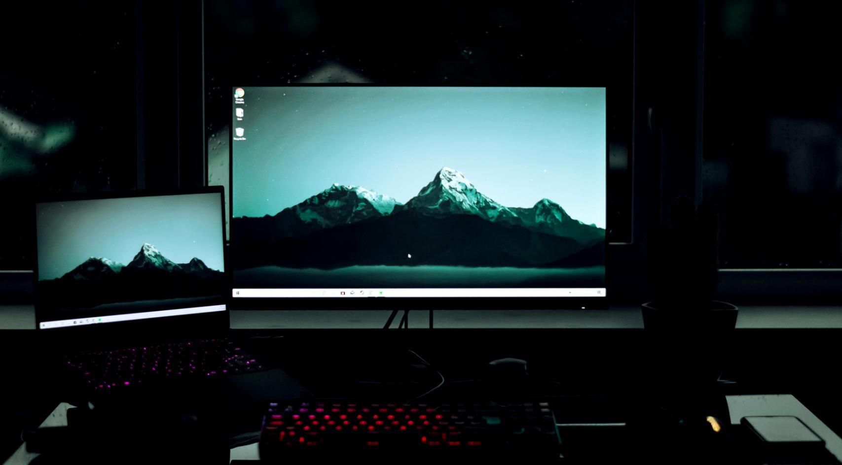 Teilnehmer analysieren gemeinsam Budgetdaten an einem modernen Arbeitsplatz