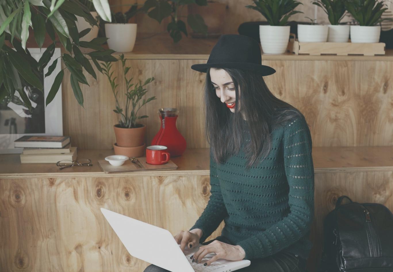 Mitarbeiter bei Budget-Workshop mit Finanzunterlagen